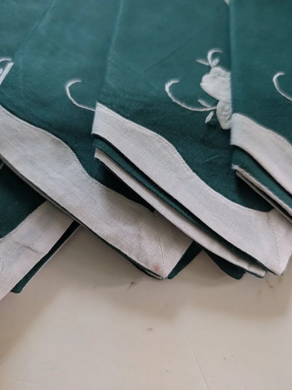 VTG Set of 6 Green Floral Applique Placemats & Napkins White Scalloped NOS